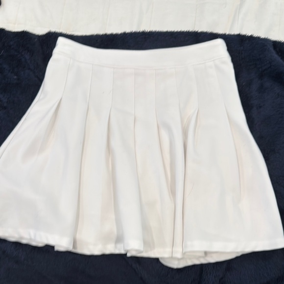 Elegant White Pleated Skirt - Picture 1 of 1